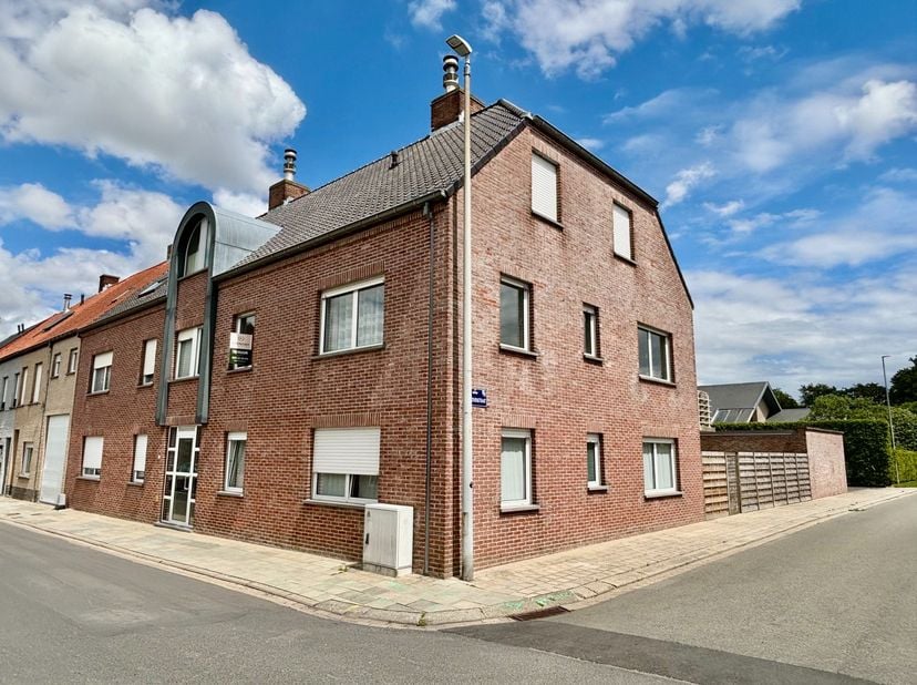 Dit verzorgde hoekappartement bevindt zich op de eerste verdieping van een kleinschalige residentie in Izegem. Dankzij de gunstige hoekligging geniet