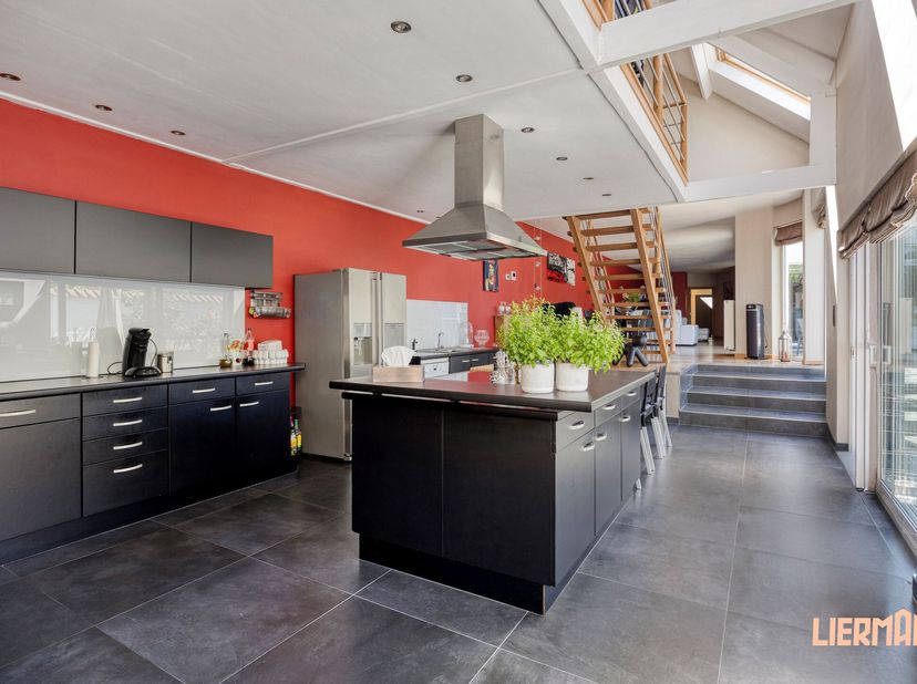 Een loftwoning verkopen begint met verleiding, en deze plek aan de Oude Gentbaan in Aalst heeft dat in overvloed. Dit is geen huis, dit is een leefwer
