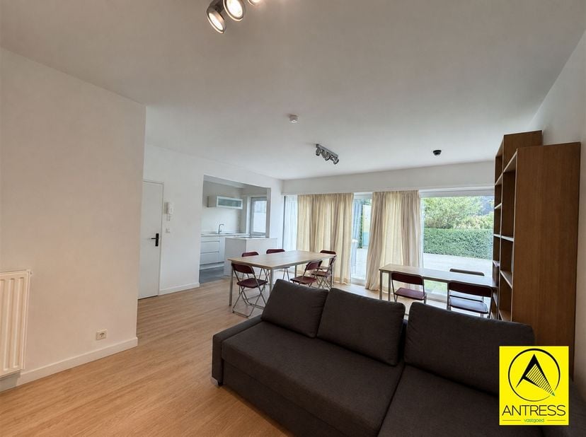 Gelijkvloers appartement met 3 slaapkamers te koop op top locatie in Kontich. Gelegen in een aangename woonwijk vlakbij het Altena park en op wandelaf