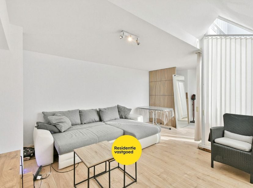 Dit op te frissen duplex-appartement biedt een uitstekende combinatie van ruimte, lichtinval en een centrale ligging. Dankzij de praktische indeling e
