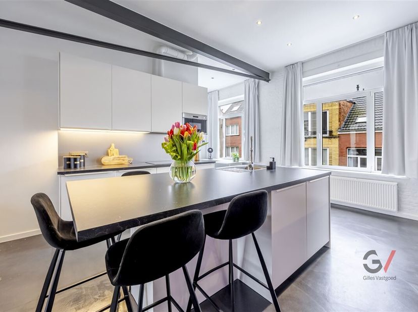 In de Coxiestraat 15, in het hart van Mechelen, vind je geen gewone woning, maar een lichtrijke stadsloft met karakter en rust. Een open ruimte die me