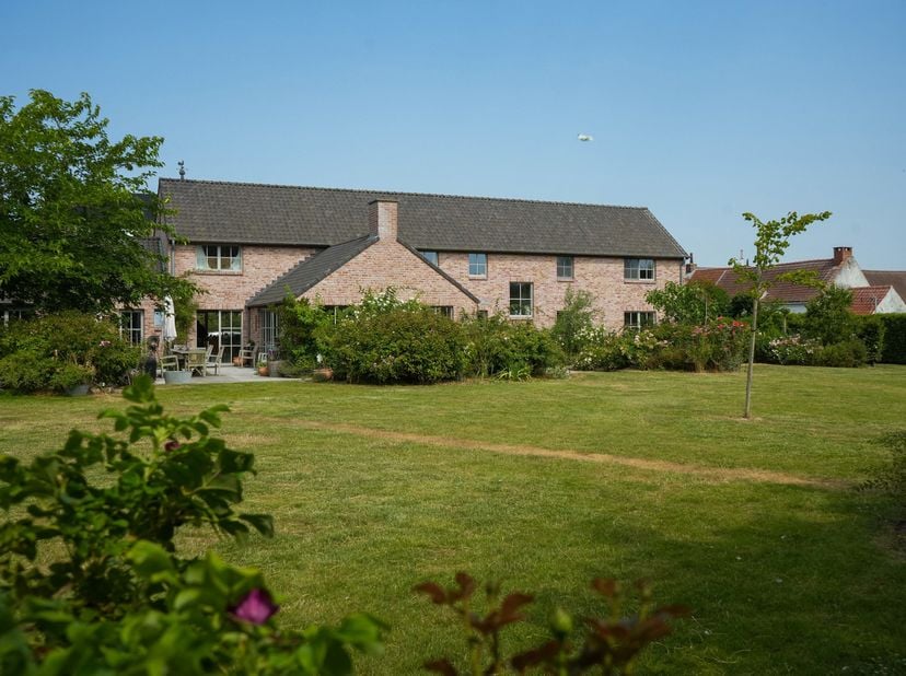 Deze prachtige woning, rustig gelegen achteraan op het perceel, onderscheidt zich door haar royale volumes, overvloedige lichtinval en groene omgeving