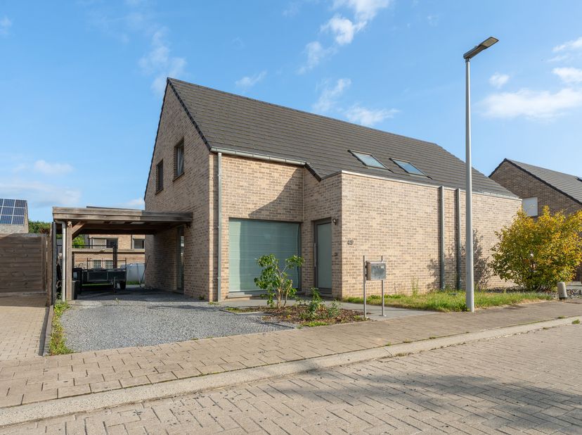 Halfopen bebouwing te koop in Heule  EPC A)<br />
Op een zeer goeie locatie vinden we deze woning terug. Voor de woning hebben we een ruime oprit<br /