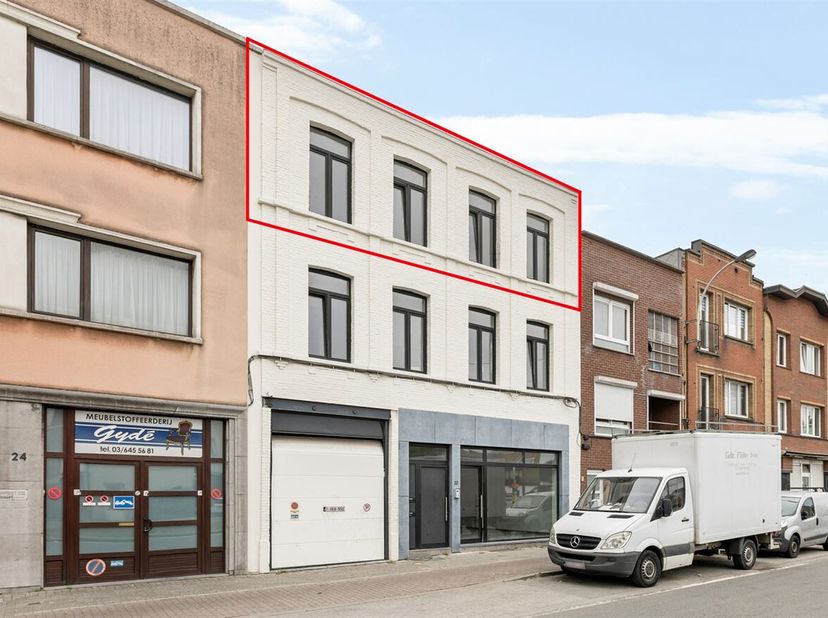 Ligging: Dit appartement is zeer centraal en gunstig gelegen in hartje Merksem. Verschillende scholen, winkels, horeca, sportgelegenheden en het openb
