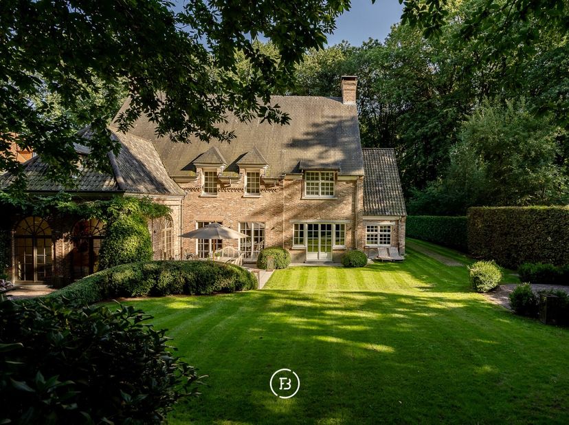 Deze landelijke villa, ontworpen door architect Bart François op een perfect georiënteerd perceel van 2730 m² heeft 4 slaapkamers, 2 badkamers en een