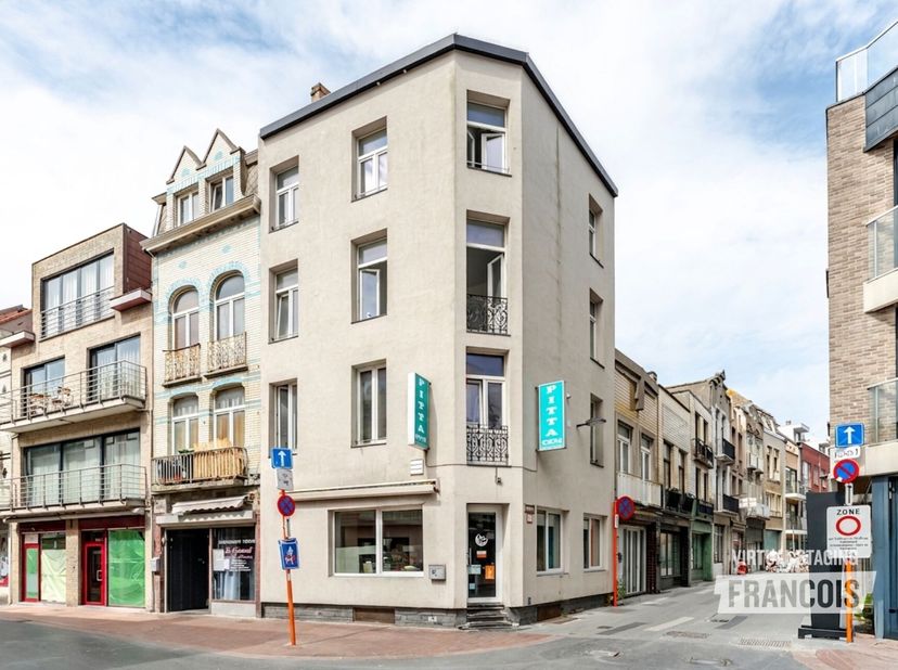 Êtes-vous à la recherche dun immeuble commercial polyvalent dans un emplacement vraiment exceptionnel ? Ce bâtiment dangle, situé Weststraat 60 à Blan