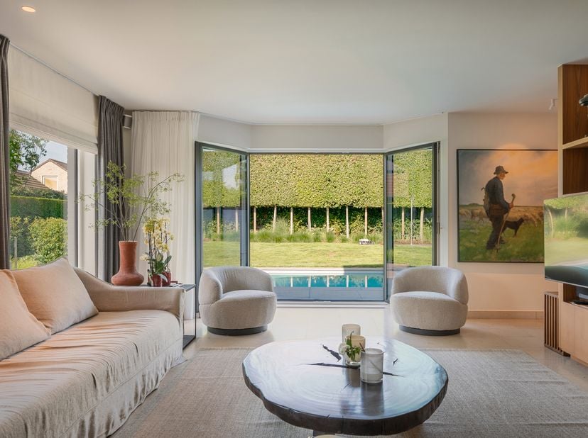Villa d’exception entièrement rénovée avec piscine – un véritable havre de paix à Knokke<br />
Nichée dans un écrin de verdure, cette superbe villa ré