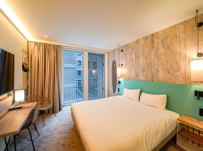 Deze moderne hotelkamer bevindt zich in het hotel Ibis Styles Bredene. Dit is een trendy 3-sterrenhotel met een unieke ligging nabij het strand. Ideaa