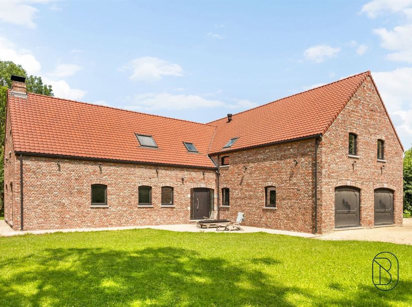 Gelegen in een rustige omgeving, op een steenworp van de Franse grens, is deze traditionele woning gebouwd op een ruim perceel van 5.600 m².<br />
De