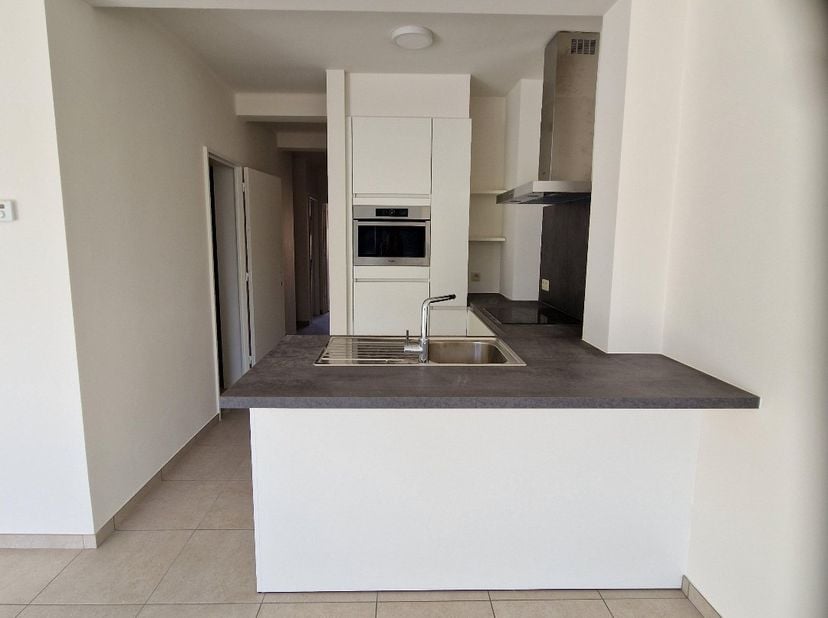 Mooi appartement gelegen op de 2de verdieping van een kleinschalige residentie vlak aan de Sint-Truiderbrug. Leuke ligging op wandelafstand van het br