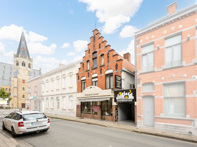 Dit prachtig aanbod is gelegen in het centrum van Ardooie met een zeer commerciële ligging!<br />
Dit eigendom bestaat op heden uit een woning met win