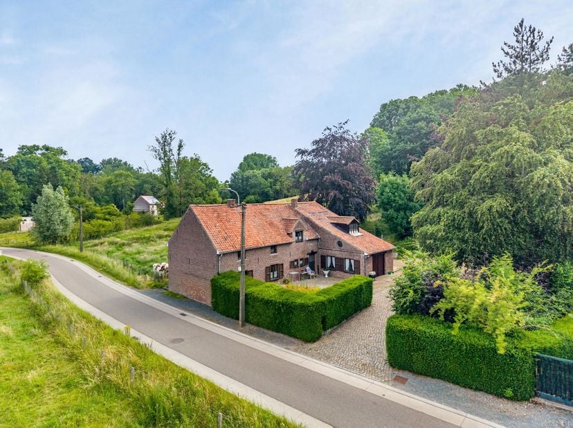 Immo Pické biedt U deze uiterst gunstige en rustig gelegen eigendom aan op een perceel van 65a 20ca en omgeven door weilanden en bossen. Deze eigendom