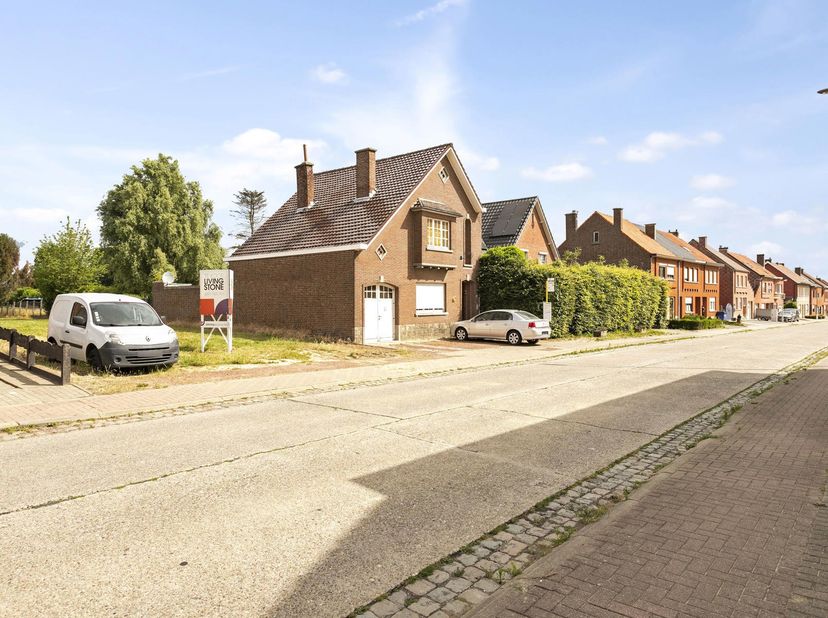 Deze landelijk gelegen bouwgrond ligt op een boogscheut van Tienen centrum en heeft een goede bereikbaarheid met het openbaar vervoer.<br />
<br />
De