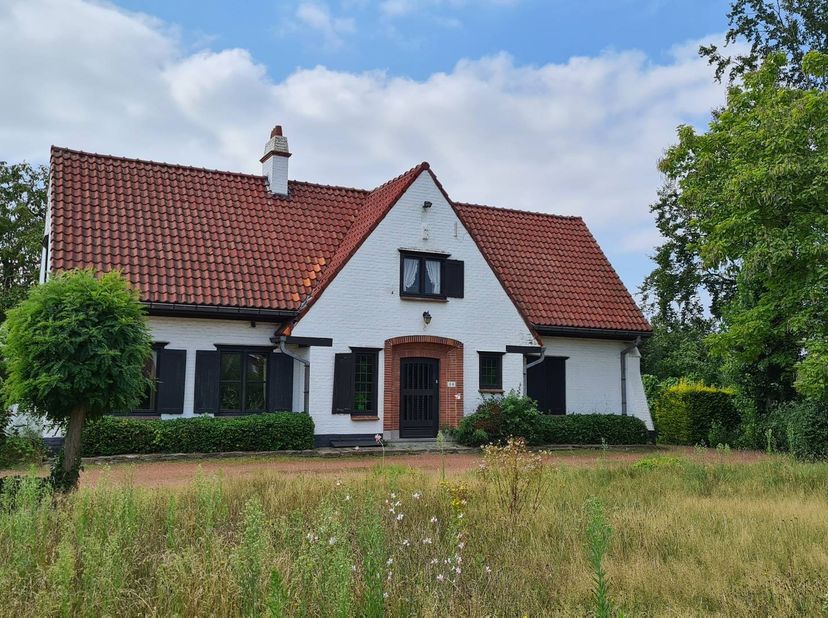 Deze te renoveren villa met 4 kamers te koop in Deerlijk geniet van een totaal perceel van ca.1.557m². De woning bevindt zich op gunstige doch rustige