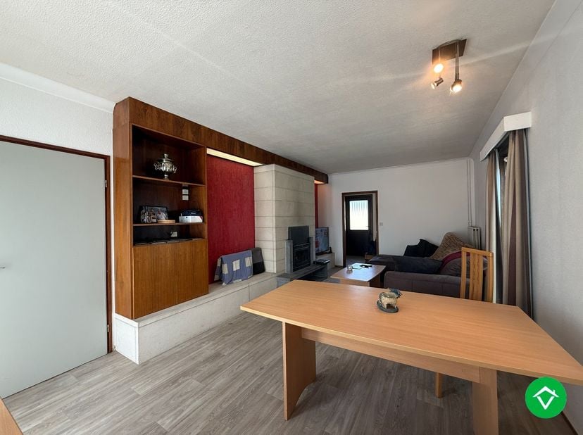 Bijzonder aangenaam gelegen (in doodlopende, residentiële straat) halfopen bebouwing op 443 m² grond met een dubbele garage,  achteraan bereikbaar via