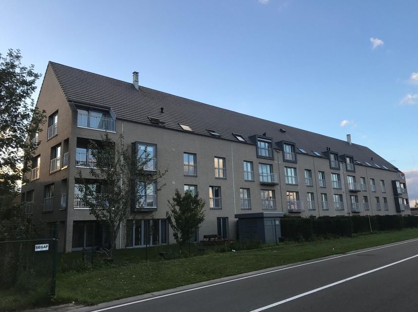 Uitstekend gelegen woonappartement op de tweede verdieping.<br />
<br />
Het appartement bestaat uit: lichtrijke leefruimte met zit- en eethoek - open
