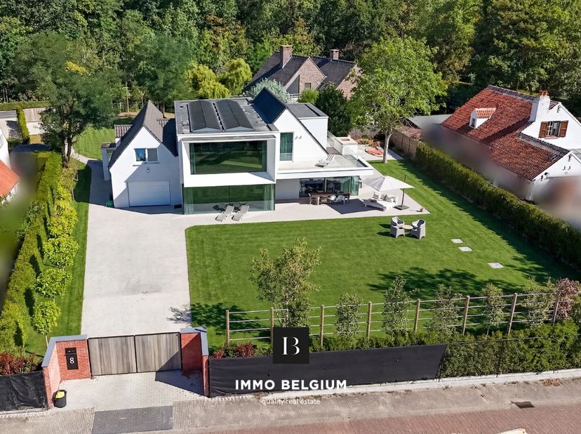 Cette villa exclusive est située le long des forêts de dunes entre De Haan et Wenduine, sur un terrain spacieux de 1.357 m². Construite en 1969 et ent