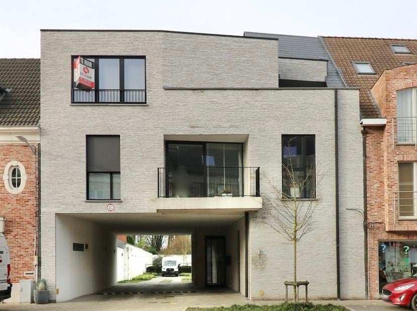 Het appartement is gelegen in het poortgebouw van residentie Dans met een mooi uitzicht op het achterliggende gebouw en de groene omgeving.<br />
<br