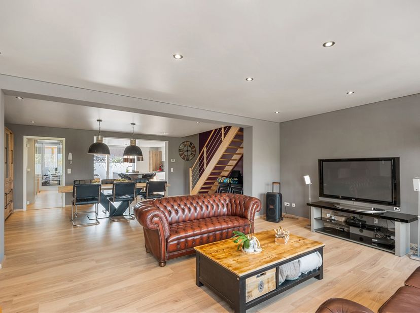 Prachtig duplexappartement van 200 m² met terras. Modern en gunstig gelegen nabij alle voorzieningen.<br />
Indeling: inkomhal met apart toilet en sto