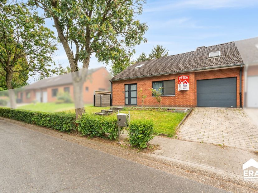 Te koop: halfopen bebouwing in Landen, rustig gelegen in een doodlopende straat nabij school, bushaltes en het treinstation. Deze woning uit 1983 comb