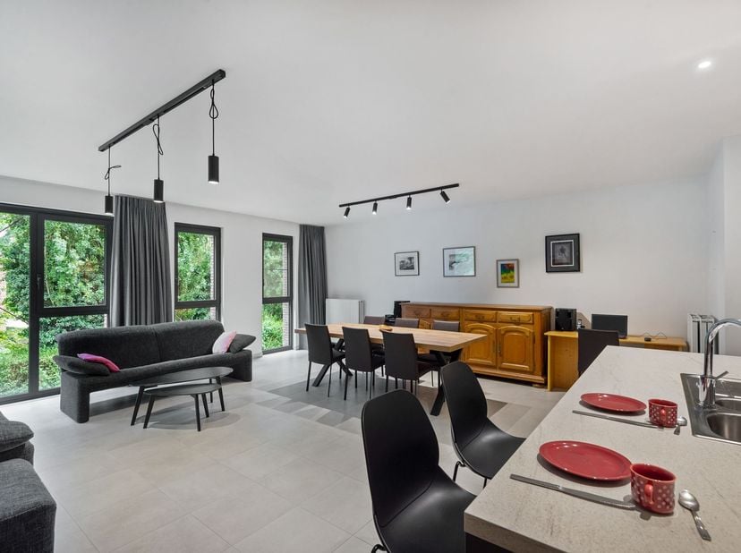Bienvenue dans ce magnifique appartement économe en énergie, situé dans la paisible Mayken Verhulststraat à Malines. Cette impasse se trouve dans un q