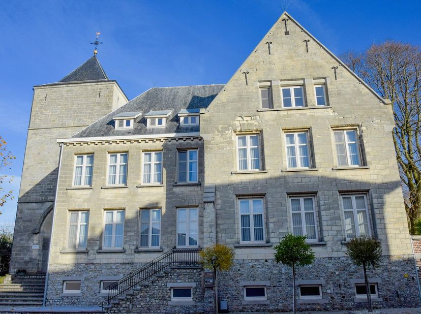 Charmant en eigentijds appartement in een pittoresk voormalig klooster, gelegen in het rustige Val-Meer. De locatie biedt niet alleen allerlei dagelij