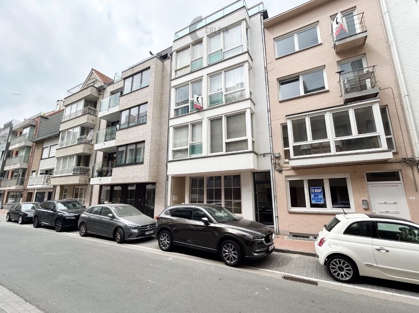 Bent u op zoek naar een interessant renovatieproject aan de kust? Deze studio gelegen in de gegeerde Duinenstraat biedt een unieke kans om uw eigen st
