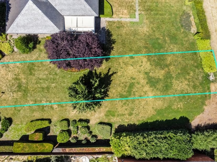 Centraal gelegen perceel bouwgrond van 374m² voor het bouwen van een HALF OPEN BEBOUWING, zonder bouwverplichting. Breedte aan de straat : 9m50. Bebou