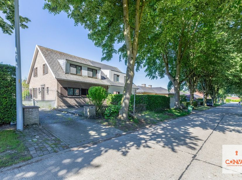 Deze woning bevindt zich op een gegeerde locatie in een rustige en residentiële buurt in Baarle-Drongen. De woning zelf is te renoveren en biedt veel