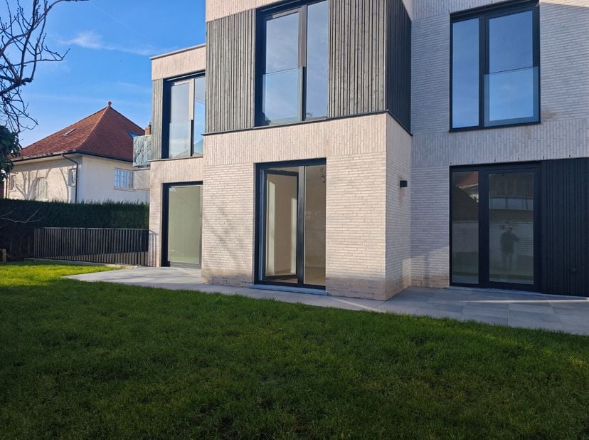 Residentie Les Moineaux is een nieuwbouwproject centraal gelegen tussen de Zeedijk en de winkelstraat van Koksijde-Bad. De moderne uitstraling van het