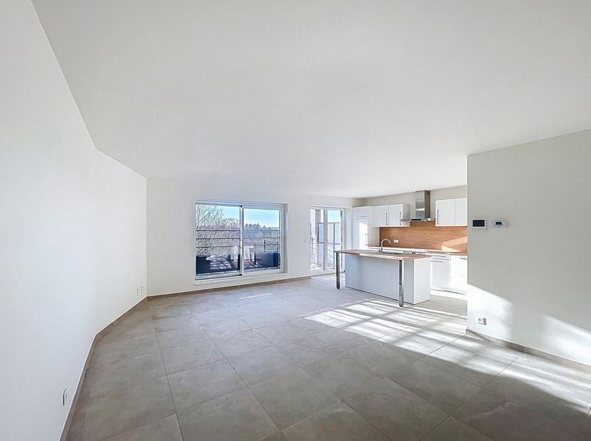 "Les Hauts de la Gare", ideaal gelegen in de buurt van het station en het stadscentrum van Marche-en-Famenne, is een klein appartementencomplex dat be