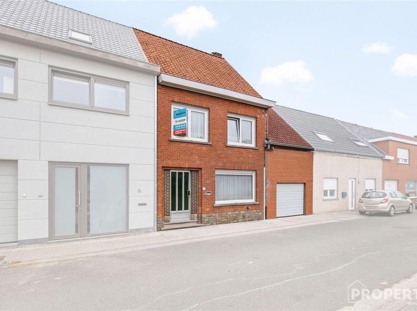 Karaktervolle, te renoveren gezinswoning met veel potentieel in Bavikhove<br />
Op zoek naar een huis met ziel dat u nog helemaal naar uw eigen hand
