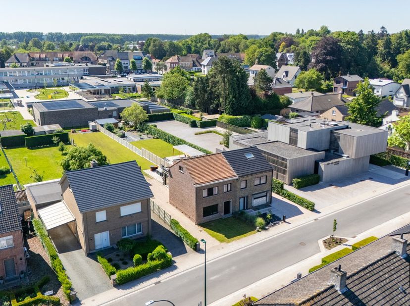 Deze charmante gerenoveerde halfopen bebouwing staat te koop in het rustige Zomergem en bevindt zich op een mooi perceel van 745 m². De woning werd sm