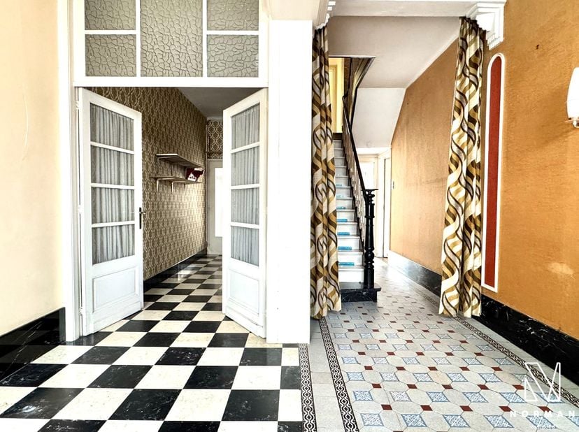 Welkom in deze statige woning in het centrum van Kuurne, die tal van mogelijkheden biedt!<br />
<br />
Bij het betreden van deze woning komt u binnen