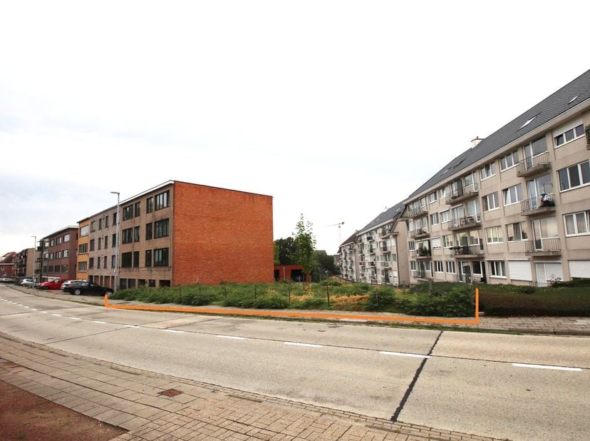 Deze bouwgrond&amp;nbsp;van 345m² -&amp;nbsp;voor een half-openbebouwing - bevindt zich in het begin van de Koetsweg (rechts van huisnummer 43) en geniet dus