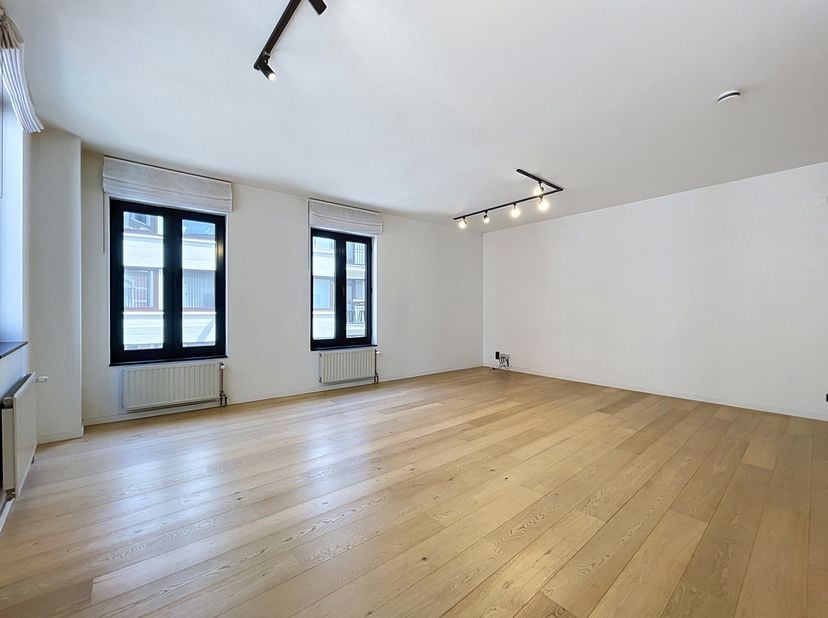 BEZOEK ENKEL AANVRAGEN VIA IMMODAVINCI.BE<br />
LIGGING<br />
Dit appartement geniet van een uitzonderlijke ligging in het historische centrum van Gen