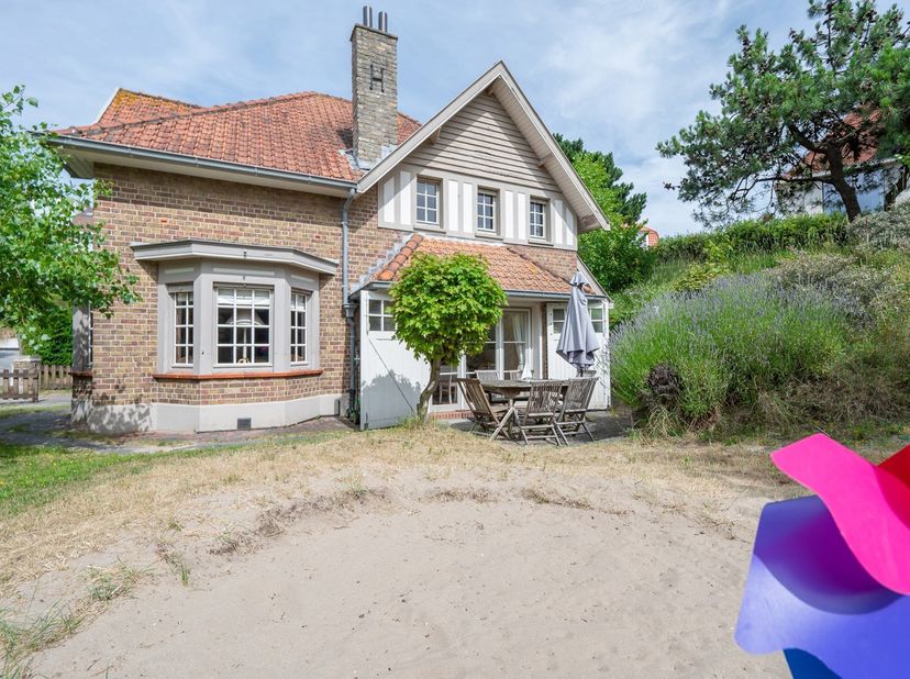 Charmante villa, dans un petit sentier au Zoute, à quelques pas de la mer. Jardin ensoleillé. Emplacements pour plusieurs voitures. Projet de rénovati