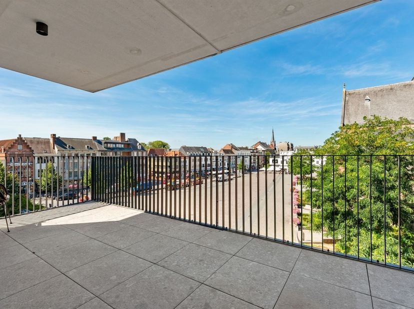 Luxueus en ruim appartement (126 m²) met overdekt terras van 15 m² met knap zicht over de Grote Markt<br />
<br />
Gelegen in de bruisende stadsomge
