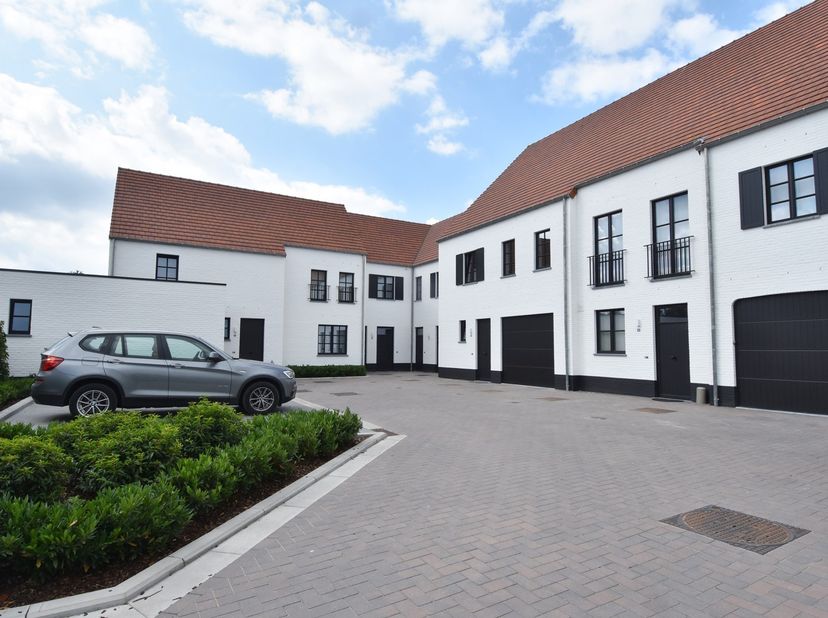 Deze woning (bouwjaar 2018) met private autostaanplaats is gelegen op een rustig gelegen woonerf op wandelafstand van het centrum van Oud-Turnhout. De