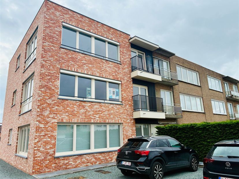 Op een centrale locatie in Oostkamp, op wandelafstand van winkels en andere voorzieningen, bevindt zich dit appartement op de eerste verdieping van ee