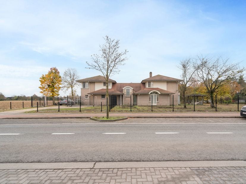 Ben je op zoek naar een exclusieve villa op een strategische ligging in Gavere? Zoek niet verder! Deze villa met een bewoonbare oppervlakte van maar l