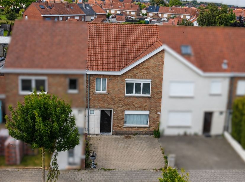 Welkom in de Koningin Astridlaan 46 te Harelbeke, een woning met een solide basis en bijzonder veel potentieel, gelegen in de rustige en aangename Are