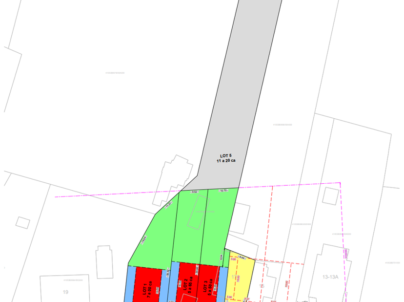Dit perceel met een straatbreedte van maar liefst 42 meter biedt een uitzonderlijke kans voor ontwikkelaars, investeerders of particulieren met visie.