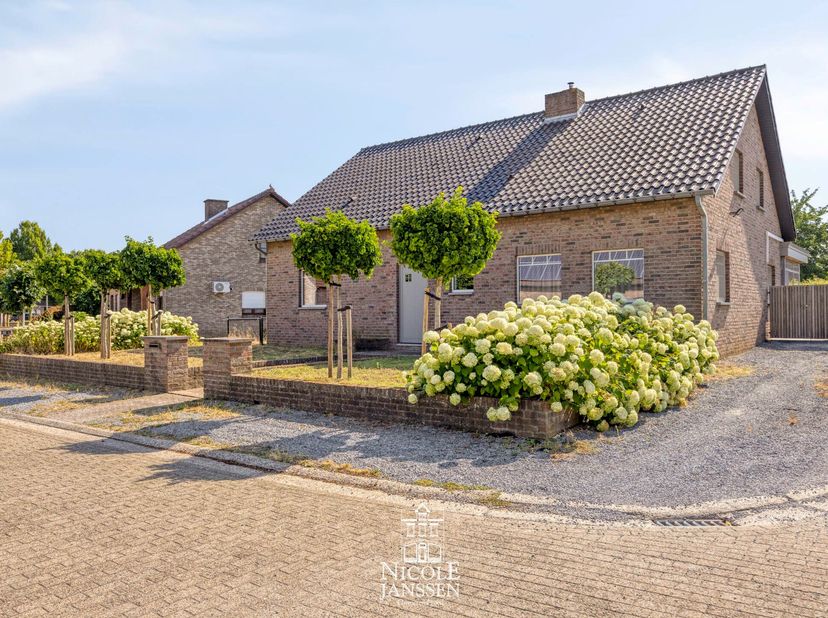 Deze ruime gezinswoning met tuin biedt de mogelijkheid om volledig gelijkvloers te wonen.  De luchtige leefruimte met zonnige tuinkamer en gloednieuwe