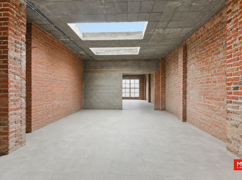 In het centrum van Zonnebeke, op wandelafstand van alle faciliteiten en met een vlotte verbinding naar de A19 Ieper–Kortrijk, bevindt zich deze ruime