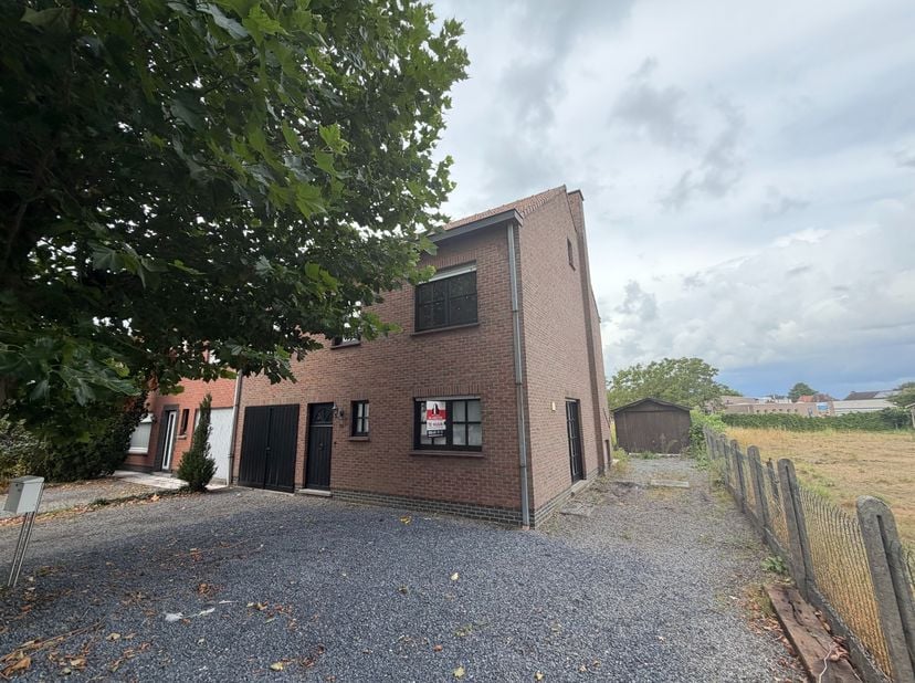Op een aangename locatie in Waregem bevindt zich deze verrassend ruime woning met 4 slaapkamers, garage, kelder, tuin en een bijzonder ruime zolderver