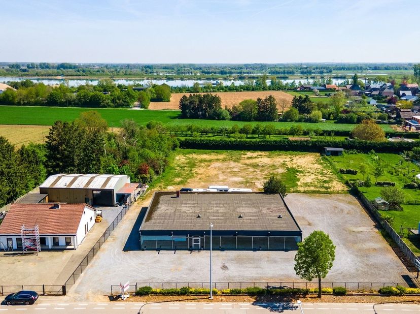 Handelsruimte op toplocatie te Dilsen-Stokkem <br />
<br />
Langs de drukbezochte Rijksweg in Dilsen-Stokkem bevindt zich deze ruime commerciële eig