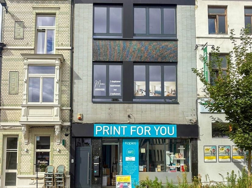 Prachtig gerenoveerd duplex appartement gelegen op de 1ste verdieping in een residentie met drie entiteiten. Gesitueerd in een levendige studentenbuur