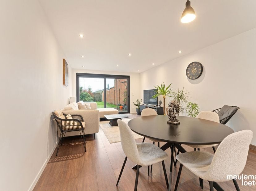 Deze recent gerenoveerde (2022) en energiezuinige woning is rustig en gunstig gelegen op wandelafstand van winkels, diensten en openbaar vervoer. Ook
