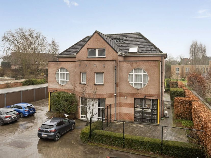 Dit gelijkvloerse pand bevindt zich in goede staat en is volledig instapklaar. De open indeling en de neutrale, verzorgde afwerking leent de ruimte zi